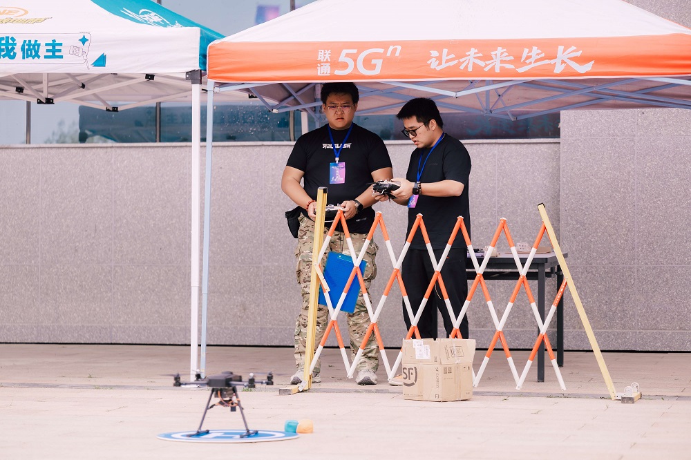 新疆无人机飞手培训学校哪家好？来保华润天航空无人机培训24天拿证