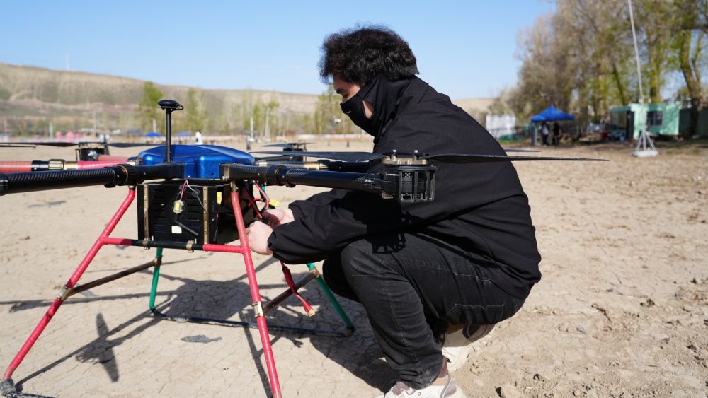 保华润天无人机吊运 解锁新疆低空物流新速度