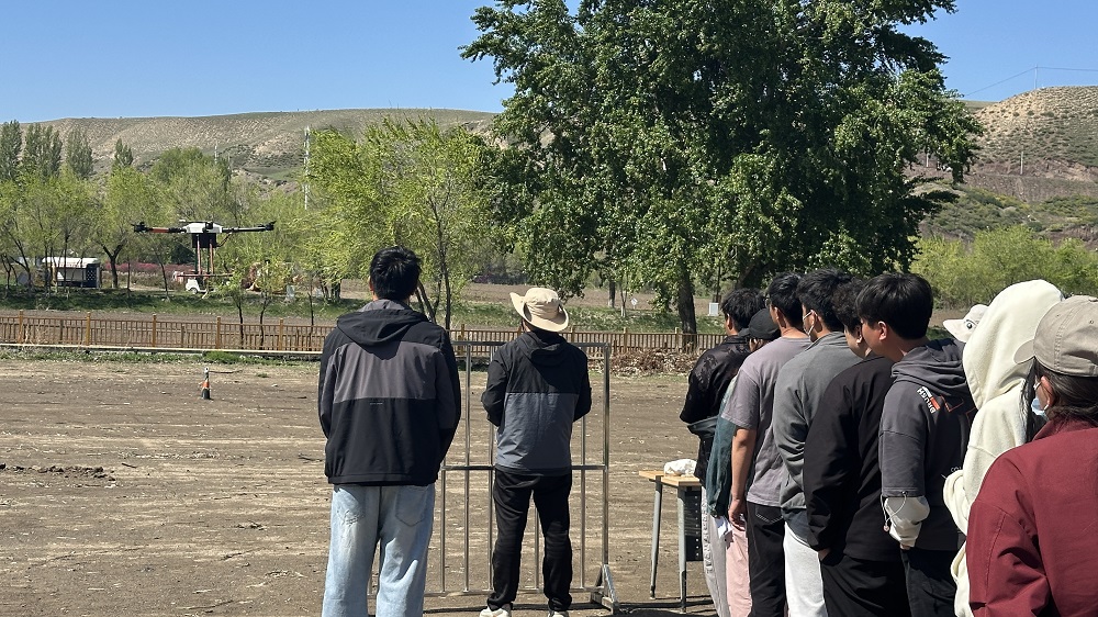 新疆学无人机怕学不会？保华润天跟练到拿证